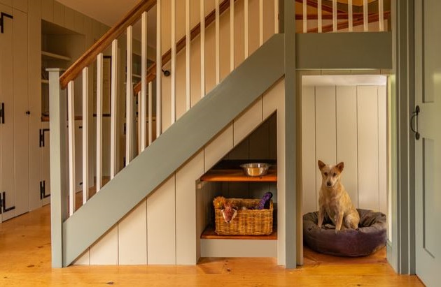 Niche pour chien sous l'escalier